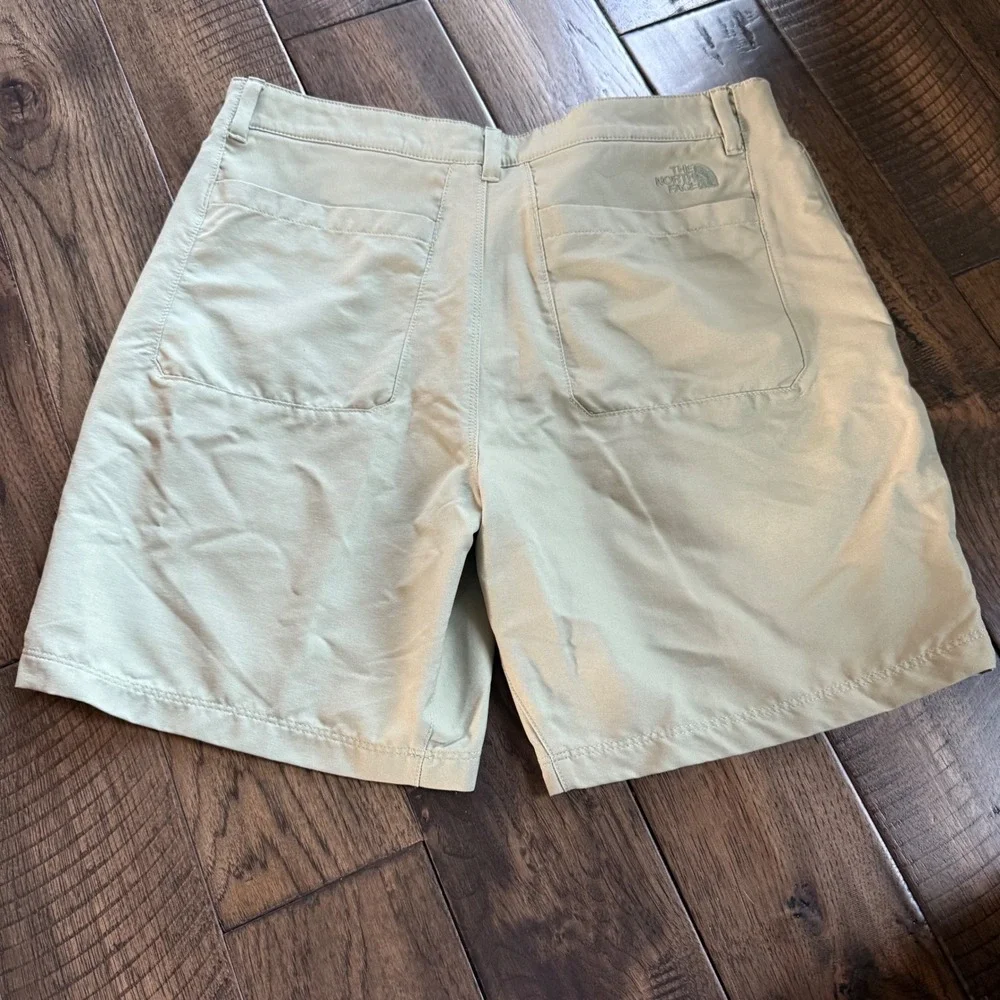 The North Face Mens 36 Khaki Tan Climbing Hiking Shorts 7 in Inseam Regular Fit‎
